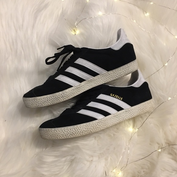 Adidas sneakers 🔥comes with free leggings🔥 - Picture 1 of 4